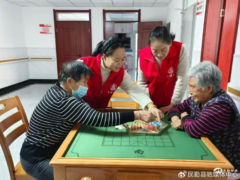 甘肃民勤康养基地老人休闲社交图：Minqin_Seniors_Leisure_Chess.jpg